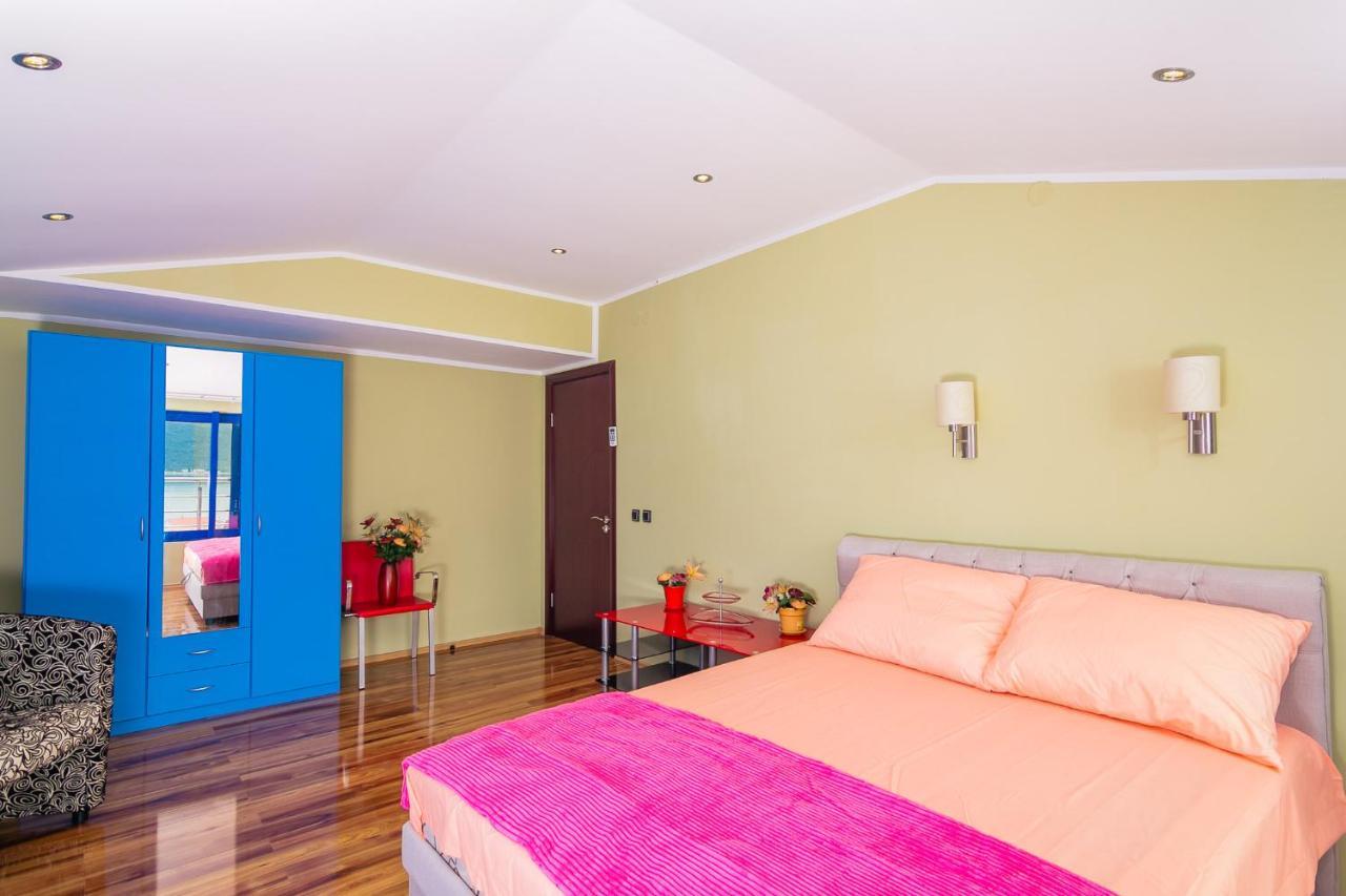 Villa Sea-N-Sun, 7 Bedrooms & Pool, Nearby Portonovi Marina. Thenovici Exterior photo